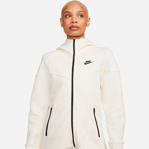 Nike SportsWear Tech Windrunner Set.. NWT Women’s Size Small… Pale Ivory/Black